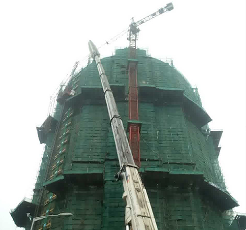 桦川吊车在工地上作业